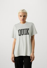 Šedé bavlněné tričko s krátkým rukávem, na přední straně s bold černým textem "QUIK". Standardní střih a kulatý výstřih.