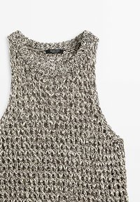 Top sans manches en maille avec des fils torsadés noirs et blancs et un col rond, fabriqué par Massimo Dutti.