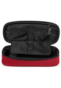 Custodia rossa con zip e interno nero. Presenta una tasca con zip e cinghie elastiche per l'organizzazione. Forma strutturata, tessuto liscio.