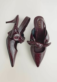 Burgundy slingback-kengät, joissa on teksturoitu pinta, kärkikärki ja solmittu nauhakaulus edessä, ja joissa on korkea stiletto-korko.