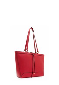 Roter, strukturiert lederner Shopper mit doppelten Schulterriemen, dekorativen Nähten, vorderer Schleifendetail und kleinem goldfarbenem Logo nahe der unteren Kante.