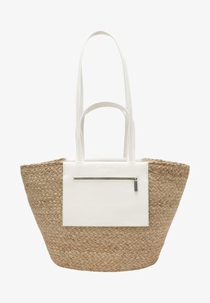 Bolso de paja trenzada con un bolsillo frontal de cuero blanco y dos asas, una corta y una larga, para llevar en el hombro o en la mano.