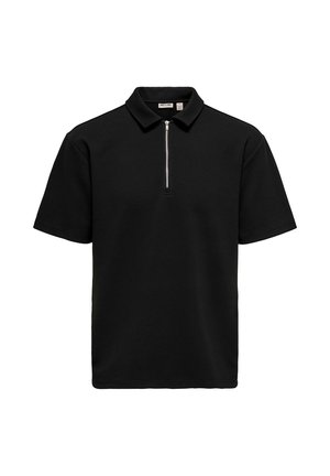 Svart polo-skjorte med korte ermer, en sølvfarget halvglidelås foran og en klassisk krage, vist på en hvit bakgrunn.