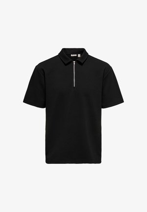 Zwart poloshirt met korte mouwen, voorzien van een zilveren halve rits aan de voorkant en een klassieke kraag, afgebeeld op een witte achtergrond.