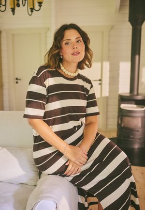 Kaffe Curve, KCWINNIE DRESS - Jersey dress - coffee bean turtledove stripe