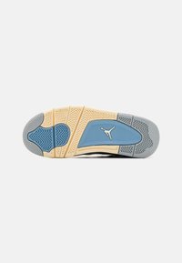 Semelle de sneaker en caoutchouc avec un mélange de beige, bleu clair, gris et noir. Présente des motifs texturés et un détail de logo au centre.