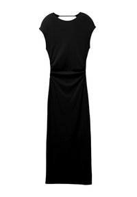 Schwarzes Kleid aus weichem Stoff, mit rundem Ausschnitt, kurzen Ärmeln und einem gerafften Taillen-Design. Glatte Textur, bodenlanger Schnitt.