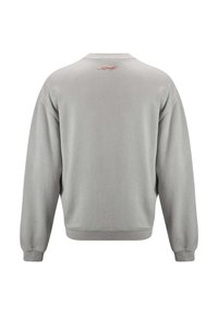 Grå sweatshirt lavet af blødt materiale, med rund halsudskæring, drop shoulder-design og lille, rød broderet logo på ryggen.