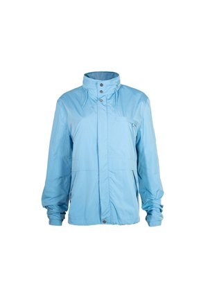 Chaqueta cortavientos azul claro con cuello alto, botones de presión delanteros, bolsillo en el pecho con cremallera y puños elásticos.