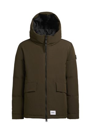 Mørk olivengrøn polstret jakke med høj krave, frontlynlås og to store forlommer. Glat tekstur, minimalistisk design.