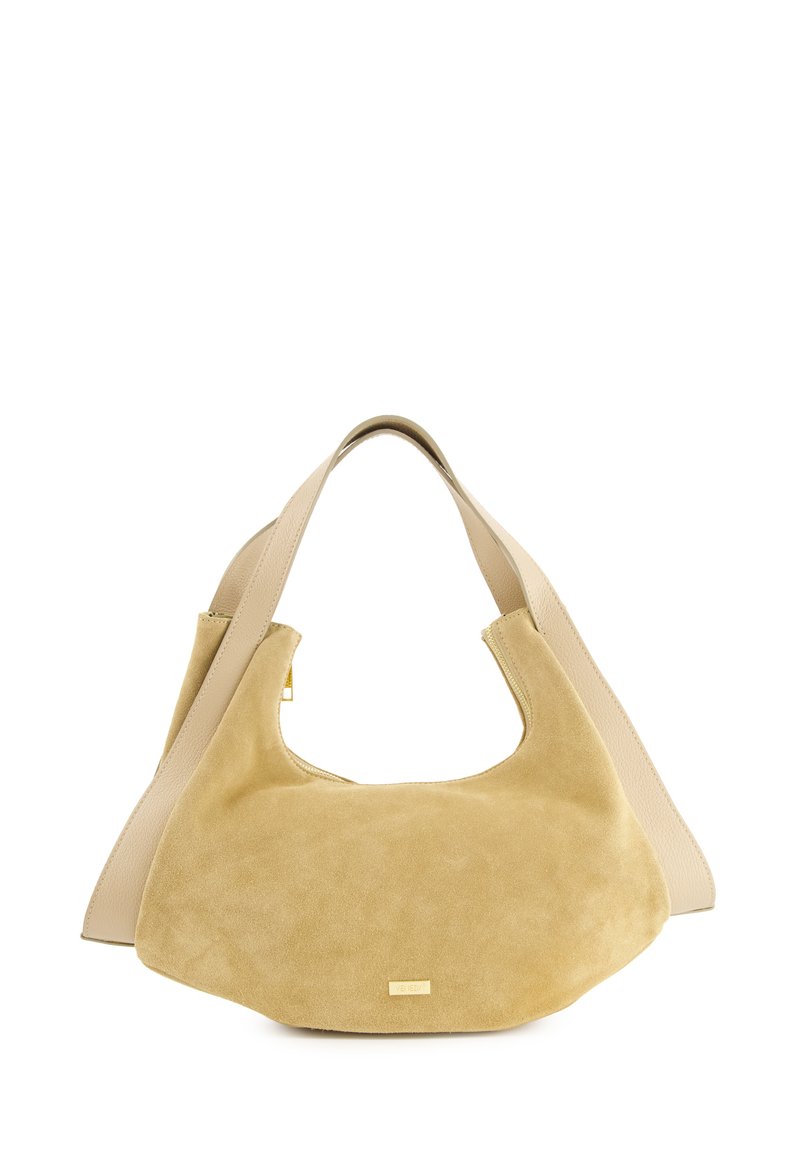 Beige semišová kabelka s hladkým koženým popruhem. Zakřivená silueta, velké otvory. Zlato tónové detaily na přední straně. Měkká textura.