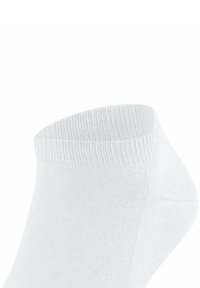 Weiße Knöchelsocke mit geripptem Design, die über eine weiche Textur und einen dezenten Stretch am Bund verfügt, um einen sicheren Sitz am Knöchel zu gewährleisten.