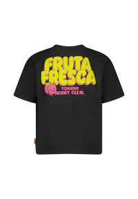 Musta puuvillapaita, jossa on rohkea keltainen ja vaaleanpunainen kirjoitus "FRUTA FRESCA" ja pieni omenagrafiikka selässä.