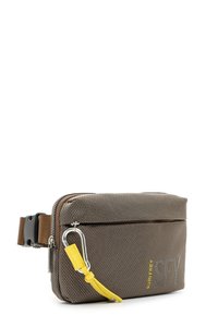 Hnědá texturovaná crossbody taška s předním zipem, žlutým akcentovým popruhem s kovovou sponou a černým nastavitelným páskem na bílém pozadí.
