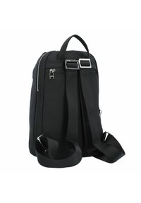 Čierny nylonový batoh s dvojitými zipsami, nastaviteľnými textilnými popruhmi a vrchným držadlom na nosenie. Minimalistický dizajn bez vzorov.