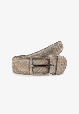 Ceinture beige à motifs en tissu doux avec une boucle en métal argenté et une finition texturée. La ceinture présente des motifs contrastés clairs et foncés.