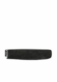 Estuche rectangular de cuero negro con un acabado suave, bordes redondeados y un extremo abierto para un fácil acceso. Diseño simple sin adornos.