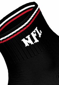 Cuff in maglia nera con bordino a strisce bianco-rosso-bianco e testo "HFL" ricamato di colore bianco sul lato.