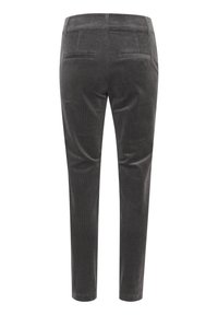 Hnedé kordové nohavice so slim fit strihom, s chrbtovými vreckami a hladkou textúrou. Tkanina má ryhovaný vzor a jednotnú farbu.