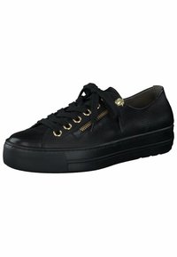 Zwarte leren sneakers met een textuurafwerking. Voorzien van gouden hardware, vetersluiting en een dikke rubberen zool voor extra hoogte.