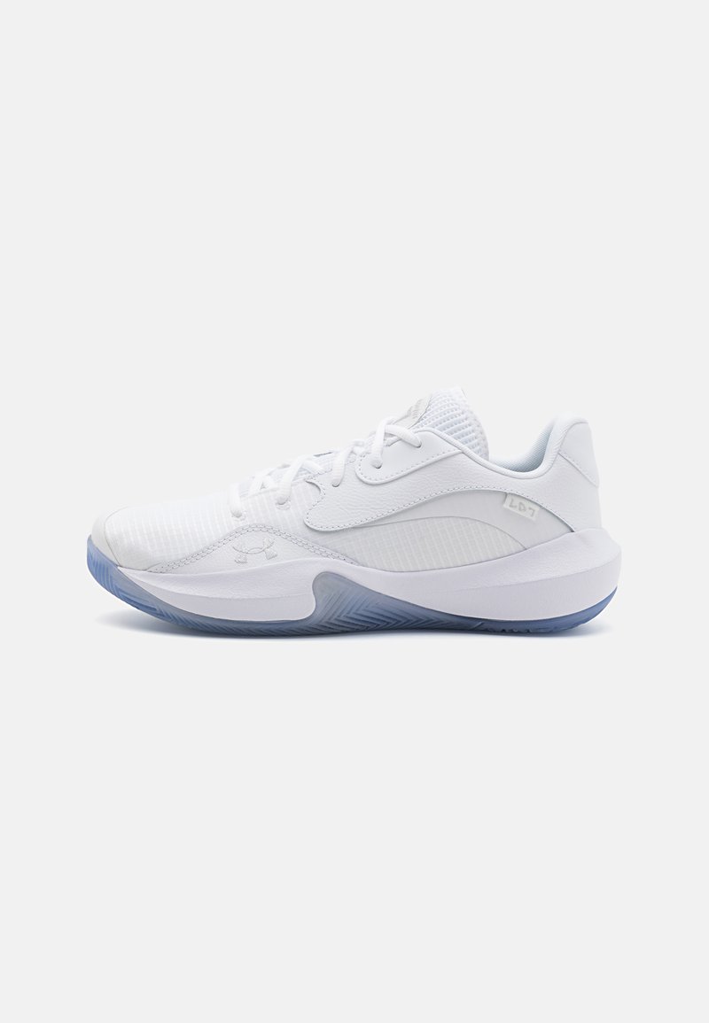 Baskets blanches de sport avec un revêtement texturé, des accents lisses et une semelle extérieure bleue semi-transparente. Elles présentent un design à lacets et un branding subtil.