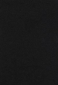 Schwarzer gerippter Stoff mit feiner Textur und einheitlichem Muster, geeignet für verschiedene Bekleidungsanwendungen.