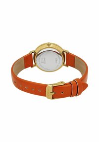 Damenarmbanduhr mit einem Gehäuse aus goldfarbenem Edelstahl, orangefarbenem Lederarmband, silbernen Beschlägen und einer runden, glatten Rückseite mit markenspezifischer Gravur.