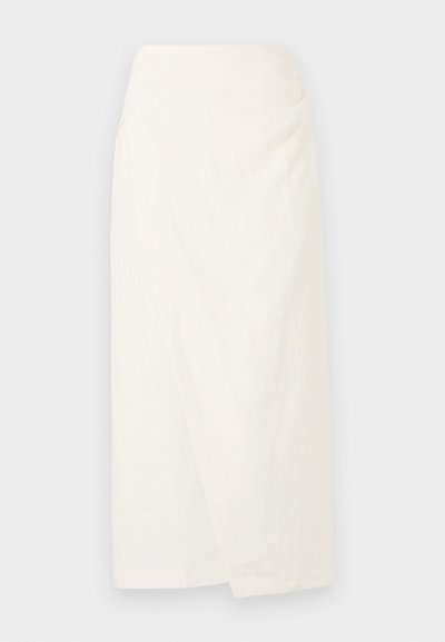 Valge põlvepikkune seelik, mis on valmistatud kerge kangast, ja millel on mähise disain ning pehme, tekstureeritud pind. Lihtsad, puhtad jooned ilma kaunistusteta.