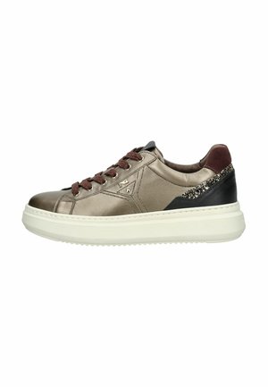 Sneaker in bronzo metallico con lacci marroni, accenti laterali testurizzati e tallone nero. Presenta una suola bianca e un logo in dettaglio discreto.