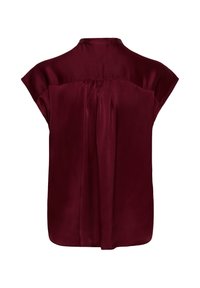 Blouse sans manches en satin bordeaux, coupe ample, empiècement dos froncé et col rond haut.