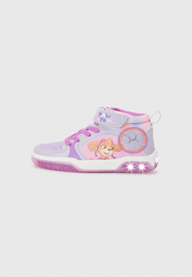 Violetiset lasten kengät, joissa on korkea malli, kangas- ja kumimateriaalit, nauhat ja tarranauhan suljenta, Paw Patrol -grafiikka sekä valaiseva pohja.