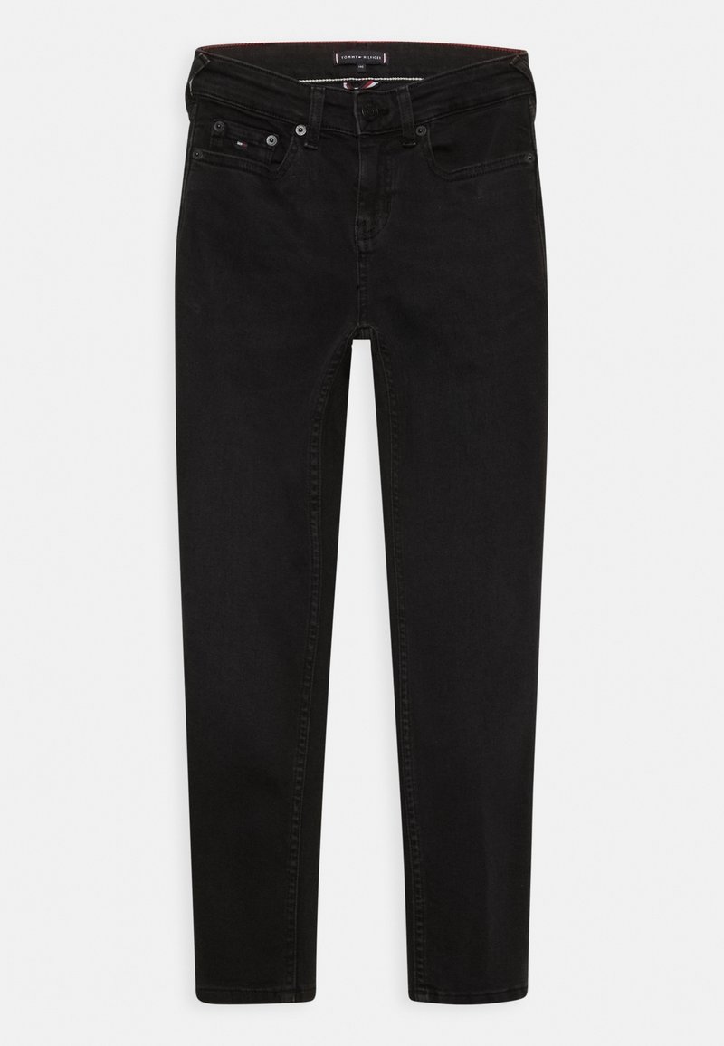 Jeans de mezclilla negros con un corte ajustado, que cuentan con un cierre de botón y cremallera, un diseño de cinco bolsillos y detalles de costura sutiles a lo largo de las costuras.