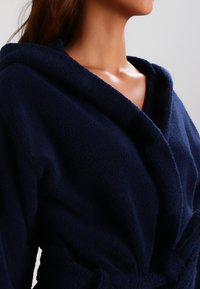 Marinblå kapprustning i mjuk fleece med en omslagdesign och knytmidja, med en texturerad yta för extra värme.