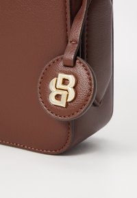 BOSS LIRIEL CROSSBODY - Axelremsväska - brown