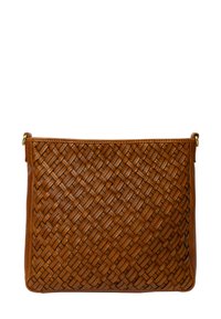 Borsa a tracolla in pelle marrone con intricata trama intrecciata e anelli in metallo dorato su sfondo bianco.