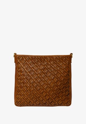 Barna bőr crossbody táska bonyolult szőtt mintázattal és aranyszínű fémgyűrűkkel, fehér háttéren.