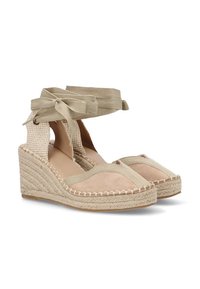 Sandalias de cuña de esparto beige con parte superior de ante, suela de yute trenzado y cordones de tela a juego. Presenta tiras cruzadas en el tobillo.