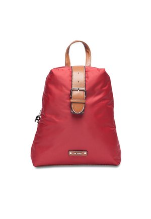 Roter Rucksack mit braunem Ledergriff und Schnallenriemen, mit einer kleinen Metall-Logoplatte auf der Vorderseite.