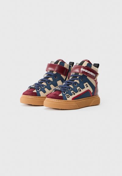 Höga sneakers med marinblå, krämfärgade och burgundy paneler. Har ett kardborreband, logotypdetaljer och en texturerad gumminsula.