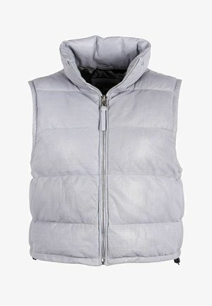 Graue Steppweste mit hohem Kragen, komplettem Frontreißverschluss, gestepptem Design und kleinen Perforationen im Stoff.