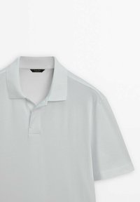 Polo bleu clair à manches courtes avec col et patte boutonnée, présenté à plat sur fond blanc.
