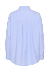 Camicia azzurro chiaro a maniche lunghe realizzata in tessuto morbido. Presenta un colletto a punta, polsini con bottone e una piega lungo la parte superiore della schiena.