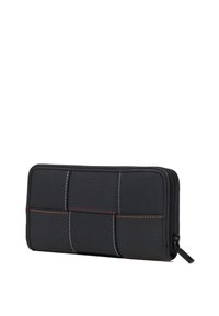 Portafoglio nero con un design a trapunta e cuciture a contrasto in bianco, rosso e arancione. Ha una chiusura con zip e una finitura testurizzata.