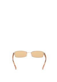 Obdélníkové sluneční brýle se světle hnědými čočkami, stříbrným kovovým rámem a vzorovanými hnědými acetátovými stranami. Zdůrazňuje minimalistický design a barevný kontrast.