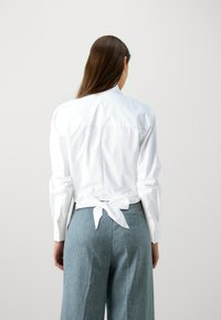 KARL LAGERFELD CROPPED D RING SHIRT - Πουκαμίσα με κουμπιά - white