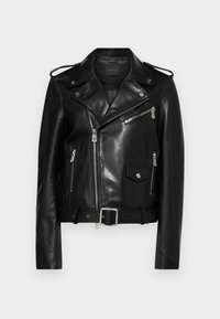 Crna kožna biker jakna s teksturiranim završetkom, asimetričnim zatvaračem, više odvojenih džepova s patentnim zatvaračem i pojasom u struku. Uključeni klasični dizajnerski detalji.
