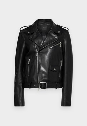 Giubbotto da motociclista in pelle nera con finitura testurizzata, zip asimmetrica, numerose tasche con zip e vita con cintura. Incluso dettagli di design classico.