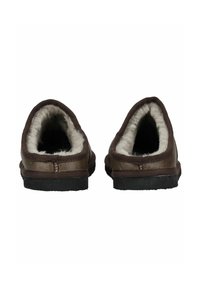 Une paire de pantoufles marron avec une doublure intérieure douce et moelleuse et des semelles foncées, vues de l'arrière sur un fond blanc.