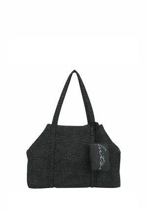 Zwarte gestructureerde totebag met lange handgrepen en een bevestigd klein tasje met lichtblauwe cursieve tekst.