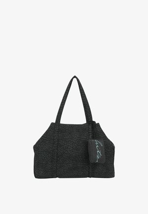 Bolso tote negro con textura, asas largas y un pequeño monedero adjunto con texto en cursiva de color azul claro.